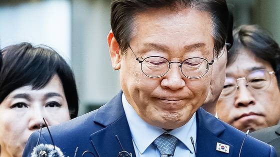 이재명 더불어민주당 대표가 지난 15일 오후 서울중앙지법에서 열린 공직선거법 위반 혐의 관련 1심 선고 공판을 마친 뒤 청사를 나서고 있다. 최기웅 기자.