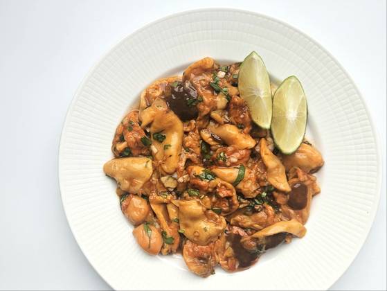 세비체는 멍게뿐 아니라 문어, 광어, 새우 같은 해산물과 버섯이나 양파 등의 구운 채소를 활용해 만들 수 있다. 사진 신혜원