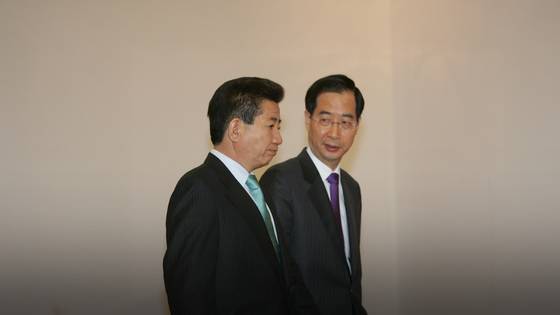 노무현 대통령과 한덕수 국무총리. 중앙포토