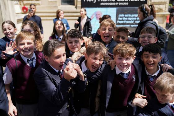 미국 출신 레오 14세(로버트 프랜시스 프레보스트 추기경)가 교황으로 선출된 8일(현지시간) 그의 고향인 일리노이주 시카고의 '거룩한 이름 대성당'(Holy Name Cathedral)으로 현장학습을 나온 학생들이 환호하고 있다. 로이터=연합뉴스