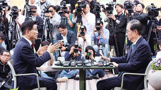 김문수 국민의힘 대통령 후보와 한덕수 무소속 대선 후보가 지난 8일 서울 여의도 국회 강변서재 야외에서 단일화 관련 회동을 하고 있다. 임현동 기자