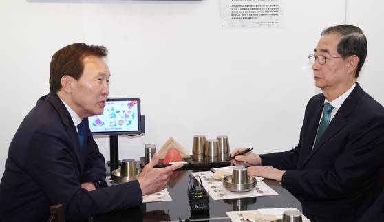 한덕수 무소속 대통령 선거 예비 후보와 손학규 전 민주당 대표가 5일 서울 종로구의 한 식당에서 만찬 회동을 갖고 있다. 뉴스1