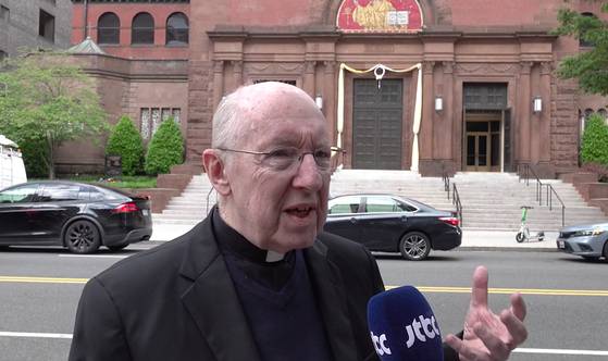 로버트 제이머슨 신부가 8일(현지시간) 워싱턴 DC의 성 마테오 사도 대성당 앞에서 중앙일보ㆍJTBC와 인터뷰하고 있다. 제이머슨 신부는 로버트 프레보스트(69) 추기경이 미국인 출신으로는 처음으로 새 교황에 선출된 데 대해 “제 생에 이런 일을 보게 될 줄은 생각도 못했다”고 말했다. 워싱턴=김형구 특파원