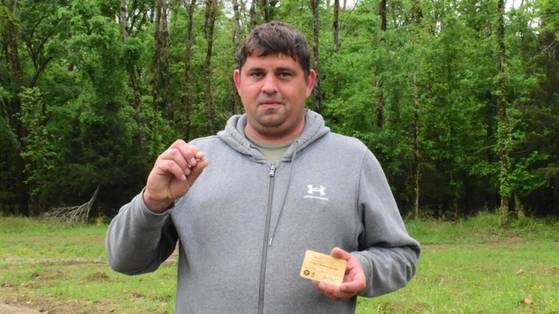 다이아몬드를 들고 있는 드쿡. 사진 크레이터 오브 다이아몬드 주립공원 홈페이지