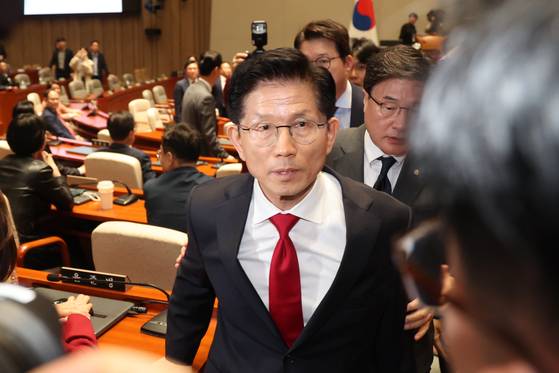 국민의힘 김문수 대선 후보가 9일 서울 여의도 국회에서 열린 의원총회에서 권영세 비상대책위원장이 단일화를 압박하는 발언을 하고서 퇴장하자 바로 이어서 의총장을 나가고 있다. 연합뉴스