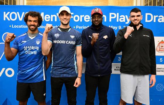 외국인선수 드래프트에서 지명을 받은 선수들. 왼쪽부터 아히, 아라우조, 에번스, 디미트로프 . 사진 한국배구연맹