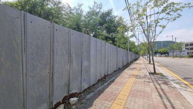 ▲ 수풀이 무성한 가현동 옛 원주국군병원 부지.