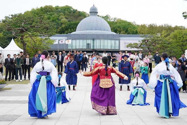 경기 광주시는 지난달 25일부터 5월 6일까지 곤지암도자공원 일원에서 열린 '제28회 광주왕실도자페스티벌'에 관람객 22만여 명이 방문해 전통 도자 문화의 위상을 확인하며 성황리에 마무리됐다고 9일 밝혔다.경기광주시 제공