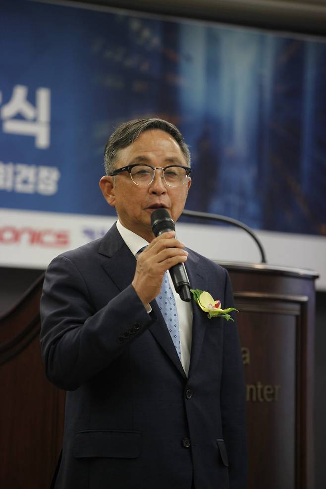 김보균 켐트로닉스 회장이 9일 서울 중구 프레스센터에서 열린 ‘2025 CEO 대상’ 시상식에서 수상 소감을 밝히고 있다. 켐트로닉스 제공