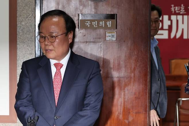 국민의힘 김문수 대선 후보측의 김재원 비서실장이 9일 서울 여의도 국회에서 재개된 국민의힘 김문수 대선 후보와 무소속 한덕수 대선 예비 후보 간의 단일화 협상이 결렬된 후 나와 취재진 질문에 답하고 있다. /사진=연합뉴스