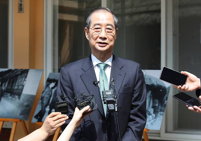 한덕수 무소속 대선 예비후보가 8일 경북 구미시 박정희 전 대통령 생가를 방문해 기자들의 질문에 답변하고 있다. 연합뉴스