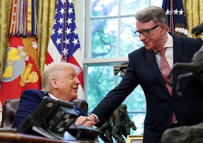 도널드 트럼프 미국 대통령이 8일(현지시간) 백악관 집무실에서 영국과의 무역 합의를 발표한 후 피터 맨델슨 주미 영국 대사와 악수하고 있다. 로이터연합뉴스