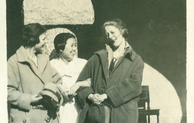 시그투나 인민학교를 다닐 때 최영숙과 친구들. ‘3명의 귀여운 친구들’이라고 적혀 있다. 출처는 시그투나스티프텔센 도서관 아카이브. 이효진 제공