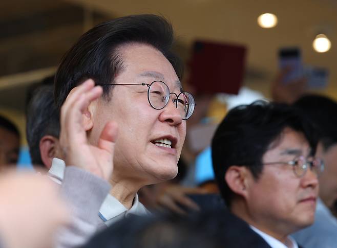 이재명 더불어민주당 대선 후보가 9일 경북 칠곡군 석적읍의 한 상가 앞에서 연설을 하고 있다. 연합뉴스