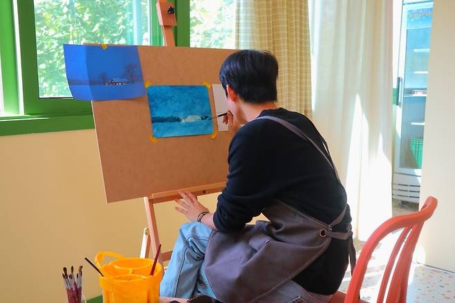 A particiapant of the dopamine detox meetup "Blank Space" works on his painting. [SEOL HAK-YEONG]