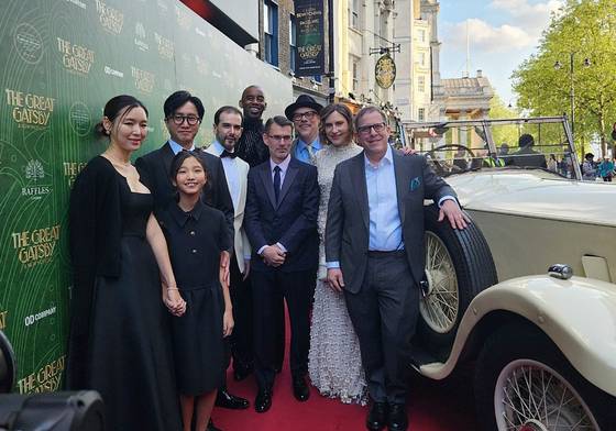 Producer Shin Chun-soo, CEO of OD Company, second from left, and director Marc Bruni, third from left, pose for a commemorative photo at a red carpet event held before the opening performance of the Korean production company's original musical ″The Great Gatsby″ at the London Coliseum Theatre on April 25. [YONHAP]