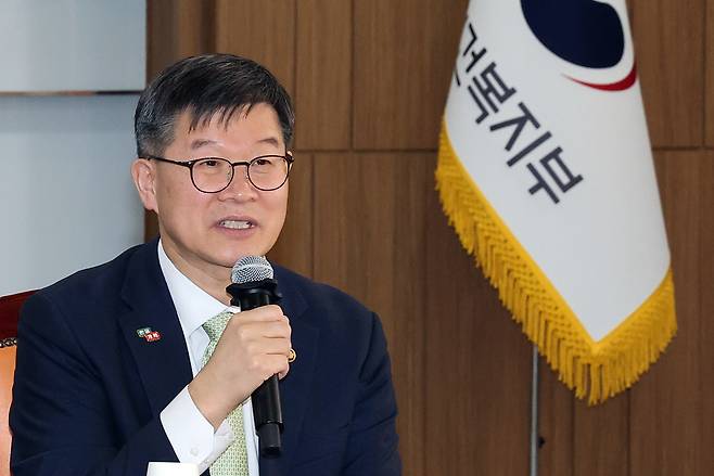 First Vice Minister of Health and Welfare Lee Ki-il speaks at a conference held at the Ministry of Health and Welfare's conference hall in Sejong on April 7. [YONHAP]