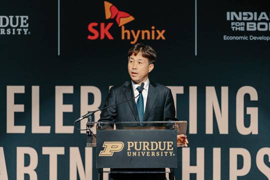 SK hynix CEO Kwak Noh-jung announces an advanced semiconductor packaging investment at Purdue University in West Lafayette, Indiana, in April 2024. [PURDUE UNIVERSITY]