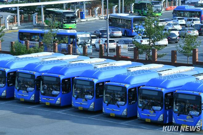 서울 송파구 장지동 송파버스공영차고지에서 버스가 출발하고 있다. 곽경근 대기자