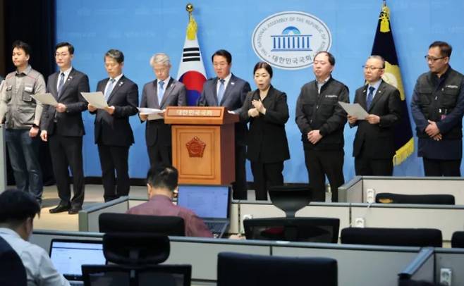 문금주 더불어민주당 의원 등 ‘내란 은폐 및 알박기 인사 저지 특별위원회’ 소속 의원들이 지난달 28일 서울 여의도 국회 소통관에서 공공기관운영위원회의 한국마사회장 인선안 등에 반대하며 ‘알박기 인사’ 중단을 촉구하고 있다. 연합뉴스.