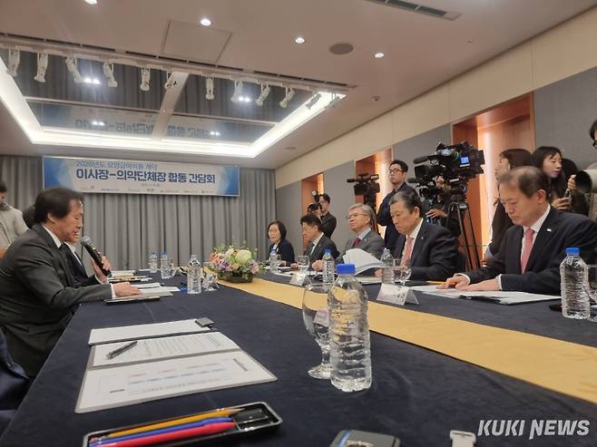 6명의 의약단체장들은 9일 서울 마포구 서울가든호텔에서 ‘2026년도 요양급여비용 계약 합동 간담회’를 갖고 경영 악화를 토로하며 수가 인상 필요성을 피력했다. 신대현 기자