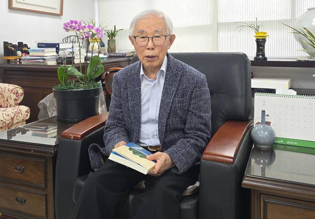 손봉호 서울대 명예교수가 최근 서울 강남구 밀알학교에서 회고록 ‘산을 등에 지고 가려 했네’에 대해 설명하고 있다.