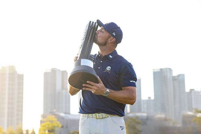 지난 4일 인천 송도 잭니클라우스GC 코리아에서 끝난 LIV골프 코리아에서 우승한 브라이슨 디섐보가 우승 트로피에 입맞춤을 하고 있다. LIV골프