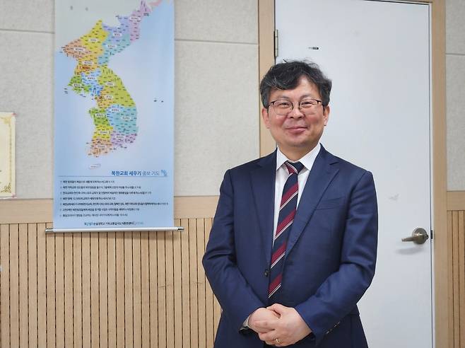 김권능 한나라은혜교회 목사가 지난 4일 인천의 교회에서 교회 비전을 소개하고 있다.