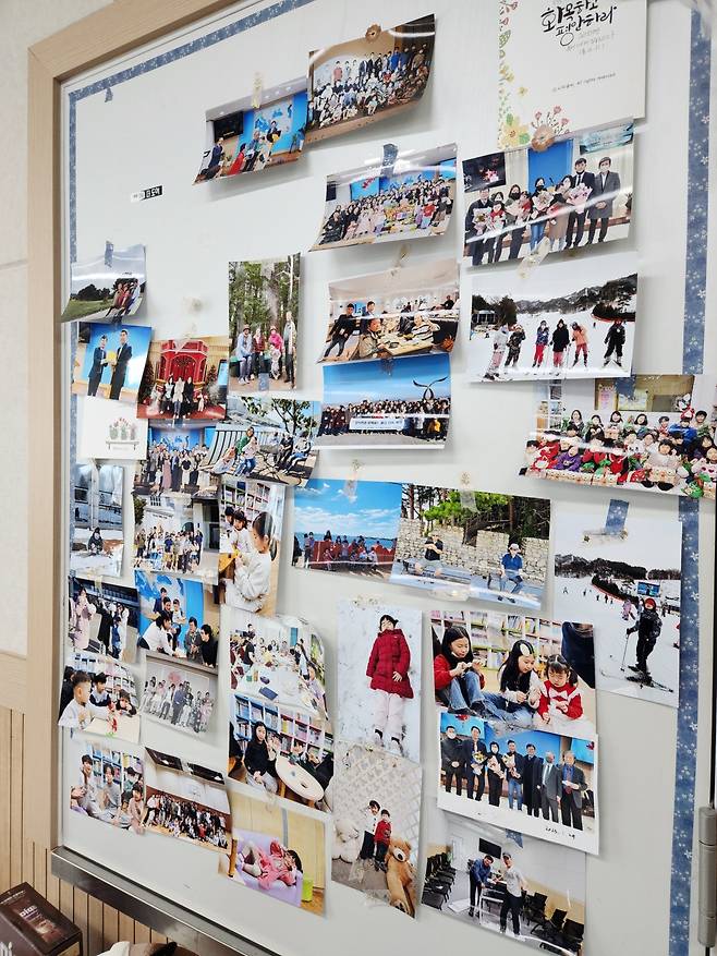 한나라은혜교회 게시판에 걸려 있는 교인들 사진