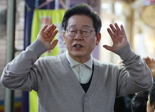 더불어민주당 이재명 대선 후보가 제3차 골목골목 경청투어로 경북지역 방문에 나선 9일 경북 영천시 영천공설시장에서 시장 상인 및 지지자들 앞에서 연설하고 있다. 연합뉴스