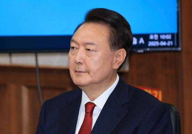 윤석열 전 대통령이 지난달 21일 서초동 서울중앙지법에서 열린 내란 우두머리 혐의에 대한 두 번째 정식 재판에 출석하고 있다. 최현규 기자