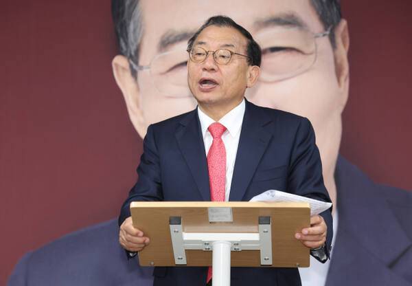 무소속 한덕수 대통령선거 예비후보 캠프 이정현 대변인이 지난 7일 서울 영등포구 한 후보 캠프 사무실에서 한 후보의 기자회견이 끝난 후 취재진 질문에 답하는 모습. 연합뉴스