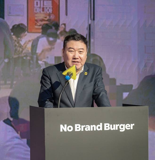 8일 강승협 신세계푸드 대표가 서울 코엑스에서 기자간담회를 열고 ‘노브랜드 버거’의 사업 전략을 발표하고 있다. <신세계푸드>