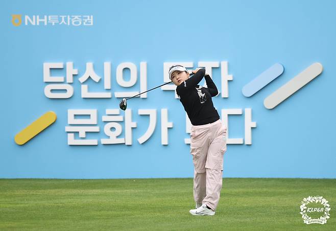 이예원이 9일 열린 KLPGA 투어 NH투자증권 레이디스 챔피언십 1라운드 10번홀에서 티샷한 공을 바라보고 있다. KLPGA
