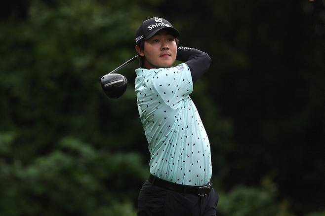 티샷 후 공을 바라보는 김성현.  AFP연합뉴스