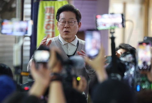 이재명 더불어민주당 대선 후보가 제3차 골목골목 경청투어로 경북지역 방문에 나선 9일 경북 영천시 영천공설시장에서 시장 상인 및 지지자들 앞에서 연설하고 있다. [사진 출처 = 연합뉴스]