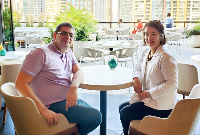 미네소타대 경영대 아심 카울 교수(좌), KAIST 기술경영학과 이나래 교수(우). [사진=KAIST]