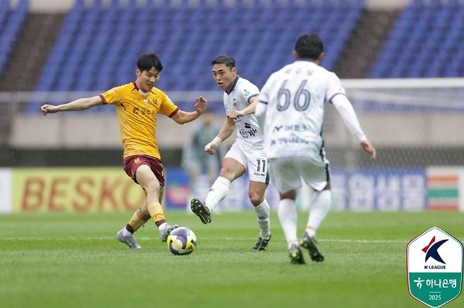 이동준(사진 오른쪽)이 패스를 시도하고 있다. 사진=한국프로축구연맹
