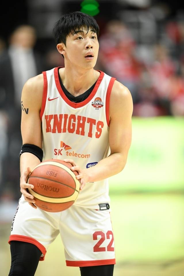 오재현은 2차전 4쿼터 10분 동안 단 1초도 출전하지 못했다. 전희철 감독의 전술적 선택처럼 보였으나 그렇지 않았다. 3쿼터 도중 허리 통증을 느꼈고 이로 인해 출전이 어려웠다. 사진=KBL 제공