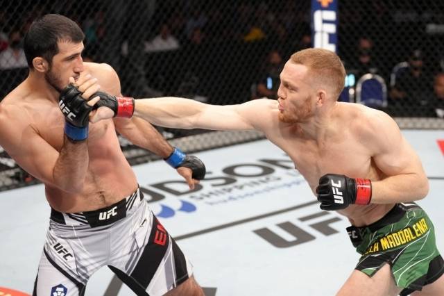 델라 마달레나(우)는 무하마드의 ‘카넬로 주먹’ 발언에 코웃음쳤다. 그는 “무하마드의 전 경기를 보면 그가 어떻게 나올지 예상할 수 있다. 그의 강점은 하이 페이스로 압박해 타격과 그래플링을 섞는 것”이라며 “그가 하는 말은 믿지 않는다”고 말했다. 사진=UFC 제공