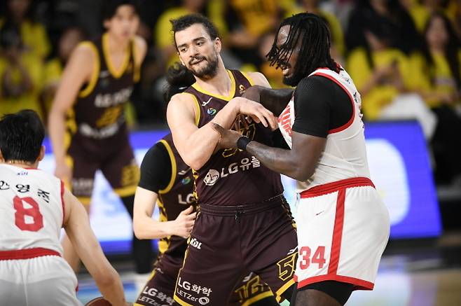 LG 아셈 마레이(사진 왼쪽), SK 자밀 워니. 사진=KBL