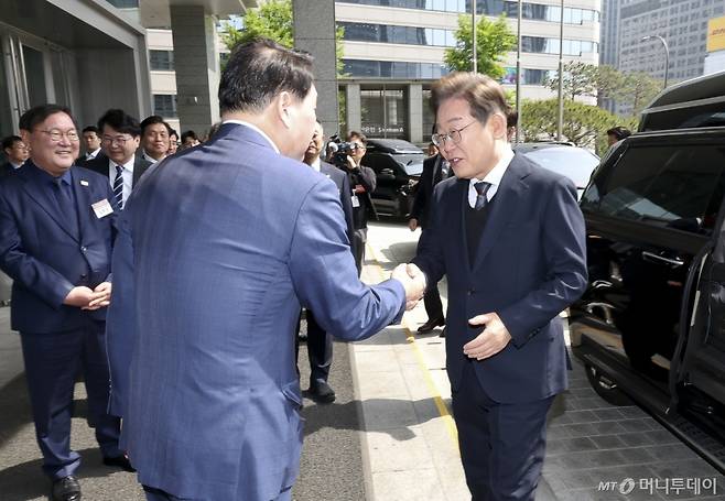 [서울=뉴시스] 국회사진기자단 = 최태원 대한상공회의소 회장이 8일 서울 중구 대한상공회의소에서 이재명 더불어민주당 대선 후보를 영접하고 있다. 2025.05.08. photo@newsis.com /사진=