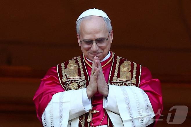 제267대 교황으로 선출된 레오 14세 교황(로버트 프리보스트 미국 추기경)이 8일(현지시간) 바티칸 성 베드로 대성당 로지아 발코니에 등장해 인사를 전하고 있다. ⓒ 로이터=뉴스1