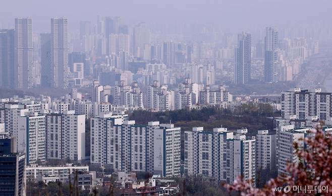 (서울=뉴스1) 박지혜 기자 = 지난달 서울 지역 아파트 매매 거래량이 지난 1월과 비교할 때 2배 이상 증가한 것으로 나타났다.   16일 부동산 플랫폼 직방에 따르면 지난달 서울 아파트 거래량은 총 7369건, 거래총액은 9조4947억원으로 집계됐다. 모두 1월과 비교해 2.3배 급증한 수치다.  3월 서울 아파트 시장에서는 강남구가 589건으로 자치구 중 가장 많은 거래량을 기록했다. 뒤이어 강동구(518건), 성동구(491건), 노원구(470건), 송파구(452건), 영등포구(445건), 동작구(442건), 마포구(421건) 순으로 거래가 활발했다.  사진은 이날 서울 아파트 단지 모습. 2025.4.16/뉴스1  Copyright (C) 뉴스1. All rights reserved. 무단 전재 및 재배포,  AI학습 이용 금지. /사진=(서울=뉴스1) 박지혜 기자