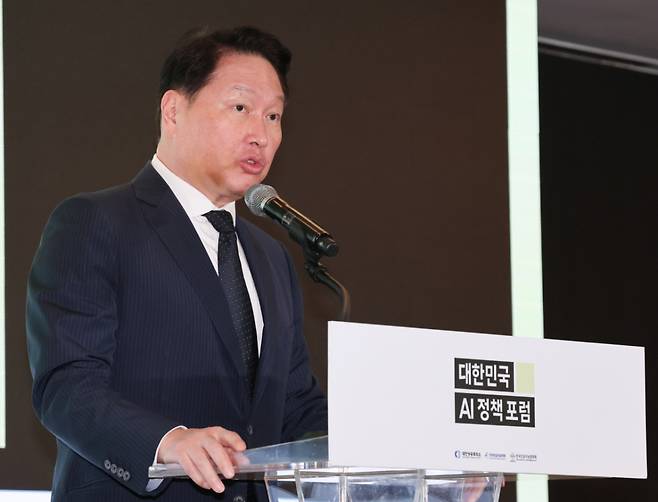 (서울=뉴스1) 허경 기자 = 최태원 대한상공회의소 회장이 9일 서울 중구 롯데호텔 에서 열린 대한민국 AI정책 포럼에서 개회사를 하고 있다. 2025.5.9/뉴스1  Copyright (C) 뉴스1. All rights reserved. 무단 전재 및 재배포,  AI학습 이용 금지. /사진=(서울=뉴스1) 허경 기자