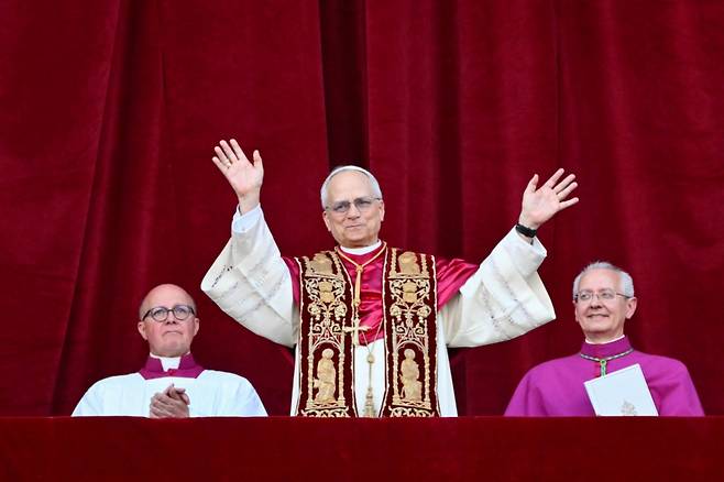 로버트 프랜시스 프레보스트 추기경이 8일(현지시간) 제267대 교황에 선출된 뒤 바티칸의 성 베드로 대성당의 발코니에 나와 인사를 하고 있다. 즉위명은 '레오 14세'다. / 사진 : 바티칸 AFP=뉴스1