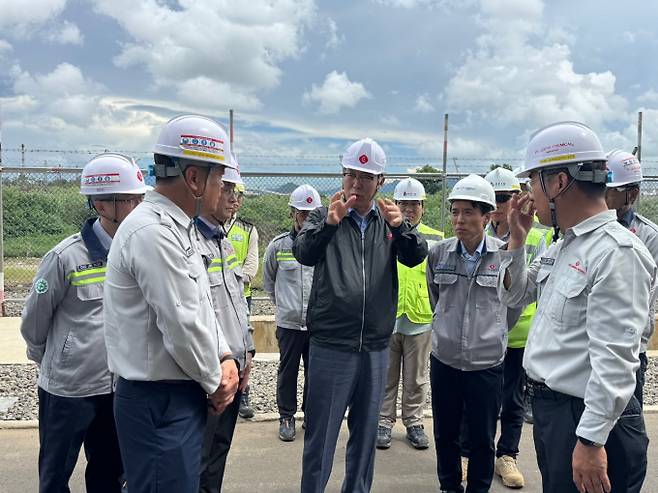 지난달 4일 이영준 롯데케미칼 대표가 인도네시아 라인프로젝트 현장을 찾아 직원들과 소통하고 있다. /사진=롯데케미칼