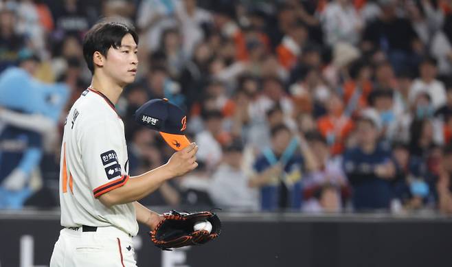 한화 이글스가 키움 히어로즈를 상대로 26년 만에 10연승에 도전한다. 사진은 2025시즌 한화 이글스에서 활약 중인 엄상백의 모습. /사진=뉴스1