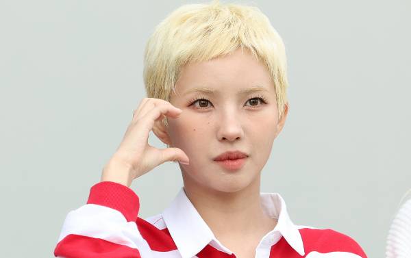 그룹 '아이들' 멤버 소연이 파격적인 헤어 스타일 변신으로 시선을 사로잡았다. 사진은 '아이들' 소연이 JTBC '아는 형님' 녹화에 참석해 포즈를 취하는 모습. /사진=뉴스1