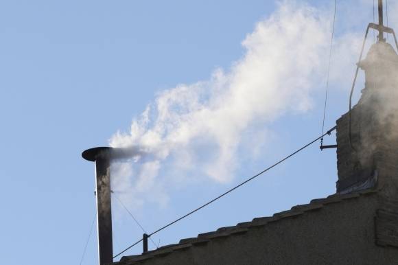 8일(현지시간) 바티칸에서 새 교황 선출을 위한 콘클라베가 열린 가운데, 시스티나 성당 굴뚝에서 새 교황 선출을 알리는 ‘흰 연기’가 피어오르고 있다. AP 뉴시스